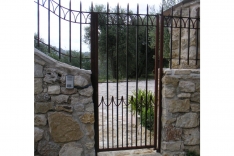 Aline side gate